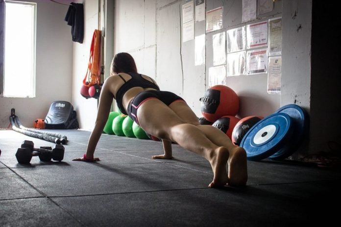 5 Floor Exercises For Beginners To Lose Weight