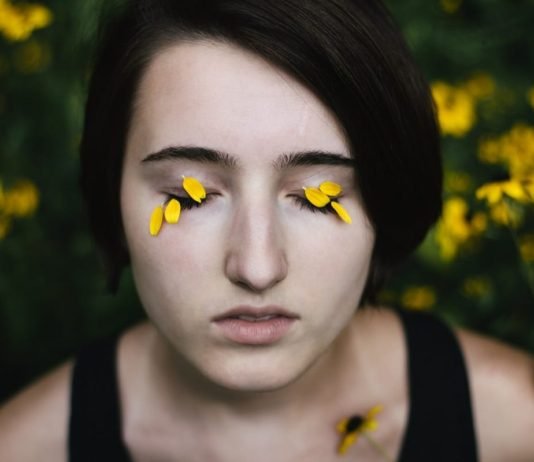 why are my eyelids so oily, oily eyelids causes, oily eyelids home remedy, what to do about oily eyelids