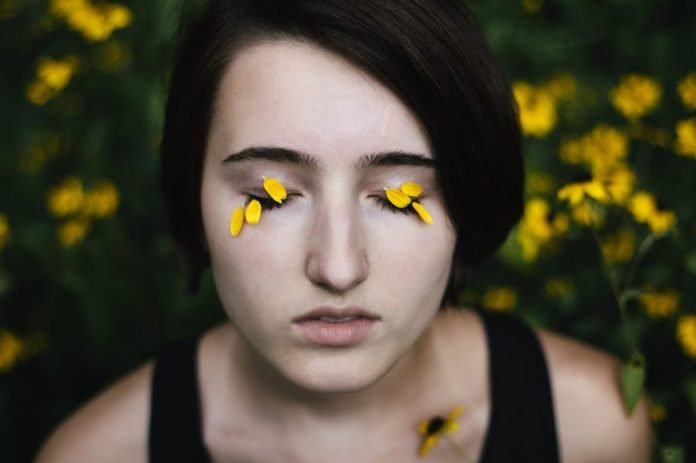 why are my eyelids so oily, oily eyelids causes, oily eyelids home remedy, what to do about oily eyelids